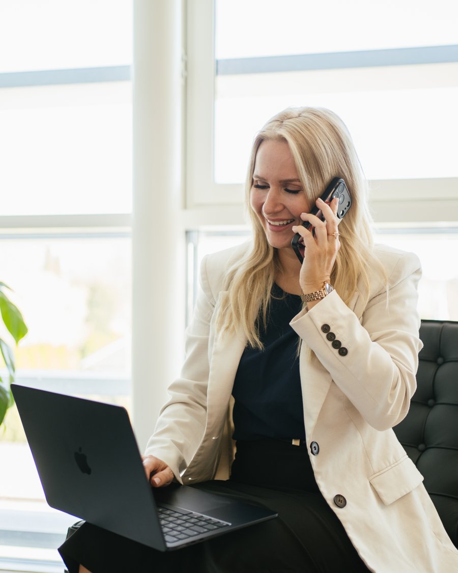 Ramona Pöschl im Telefongespräch